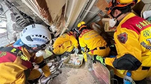 Um terremoto de magnitude 7,4 atingiu a costa leste de Taiwan na manhã desta quarta-feira (3), provocando 9 mortes e deixando mais de 900 pessoas feridas segundo informações do corpo de bombeiros local.